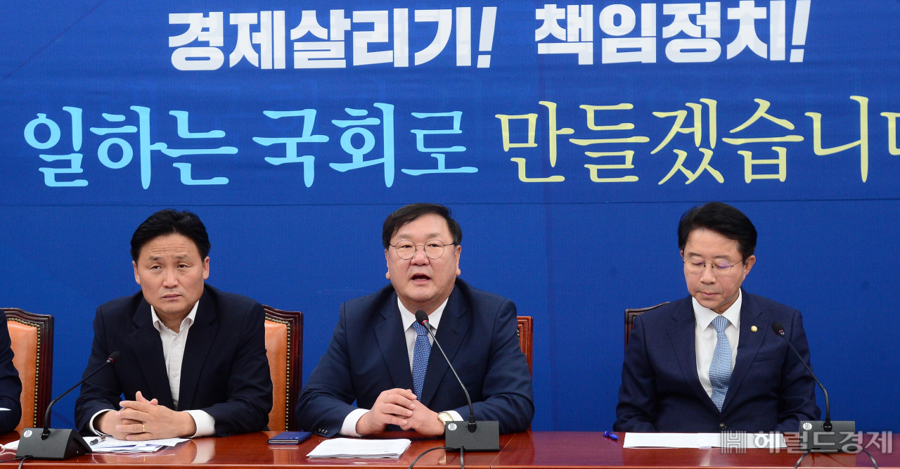 김태년 더불어민주당 원내대표가 7일 오전 서울 여의도 국회에서 열린 원내대책회의에 참석해 현안과 관련한 발언을 하고 있다. 이상섭 기자/babtong@heraldcorp.com