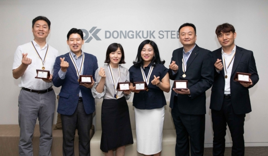 창립 66주년 기념일에 근속상을 수상한 동국제강 직원들 [동국제강 제공]