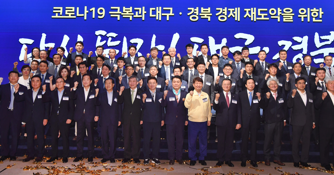 지난 6일 대구 북구 엑스코에서 열린 ‘다시 뛰자 대구·경북’ 행사 참석자들이 파이팅을 외치고 있다.[경북도 제공]