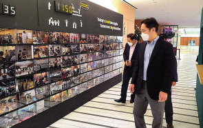 이재용 부회장이 지난 6일 삼성전자 수원사업장에 위치한 ‘C랩 갤러리’를 찾아 사내 스타트업들의 제품과 기술을 살펴보고 있다. [삼성전자 제공]