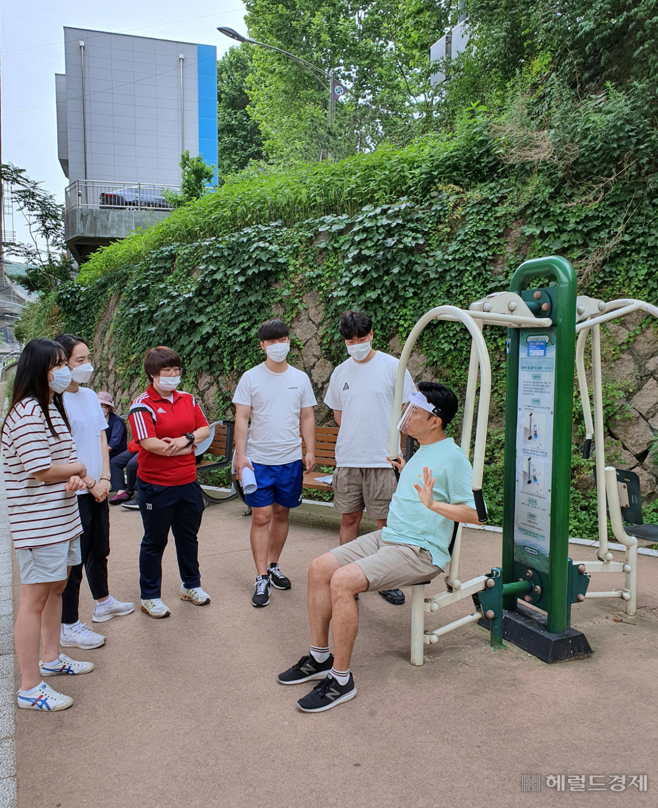 우리동네 파크트레이너가 주민들에게 운동기구를 사용법을 알려주고 있다. [서대문구 제공]