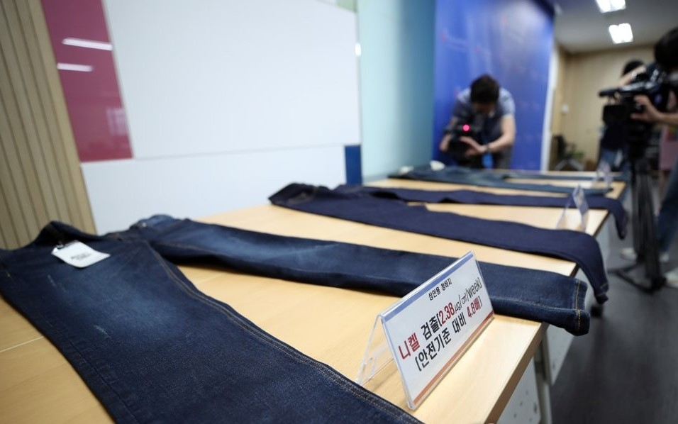 서울 한국소비자원 서울지원에서 공개된 유해물질 검출 제품. [연합]
