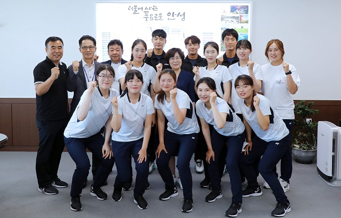 김보라 안성시장은 시청 직장운동경기부 선수단 격려과 기념사진을 찍고있다. [안성시 제공]