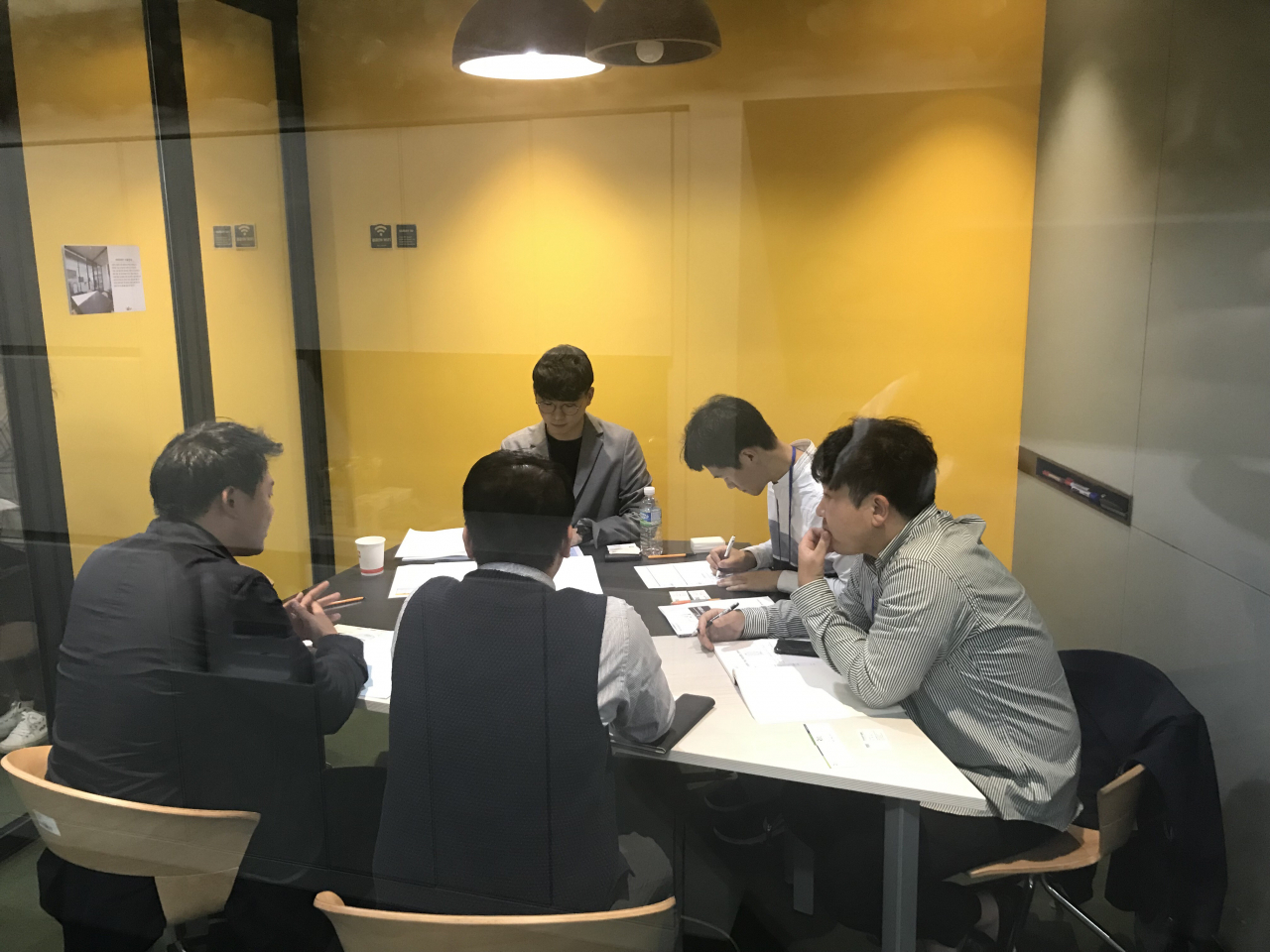 KAIST와 회의를 하고있다.[성남사업진흥원 제공]