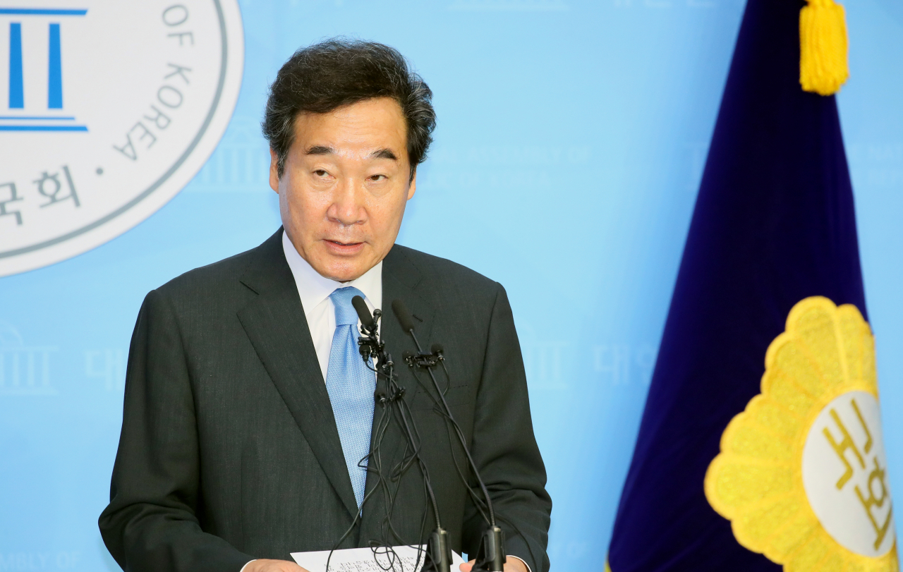더불어민주당 당 대표에 도전하는 이낙연 의원이 7일 국회 소통관 기자회견장에서 출마를 선언하고 있다. [연합]