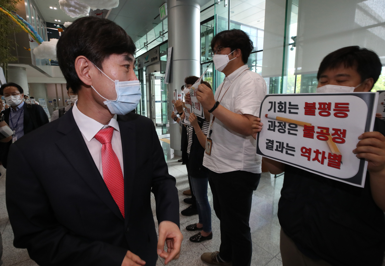 미래통합당 '인국공(인천국제공항공사) 공정채용 TF(태스크포스)' 하태경 위원장이 7일 오전 인천 중구 인천국제공항공사에 들어서며 기회는 불평등, 과정은 불공정, 결과는 역차별 등이 적힌 손피켓을 들고 있는 인천국제공항공사 노동조합 조합원들 바라보고 있다. [연합]