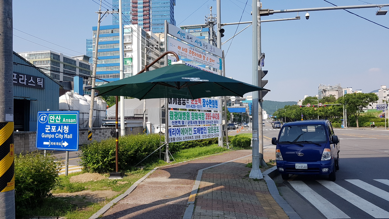 한세대 정문 맞은 편에 설치된 그늘막. [군포시 제공]