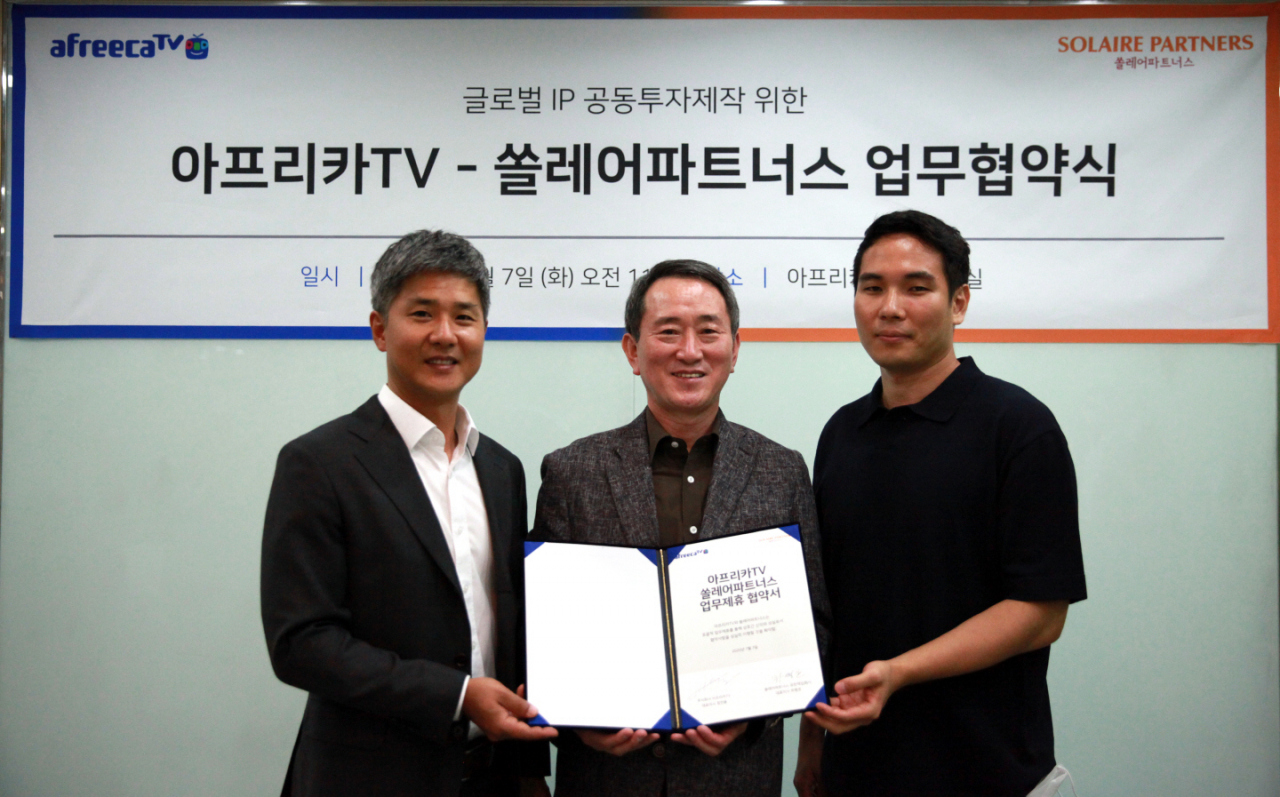정찬용 아프리카TV 대표이사(왼쪽부터), 최평호 쏠레어파트너스 대표, 박현우 프리콩 대표가 7일 진행된 업무협약식에서 기념촬영을 하고 있다. (사진=아프리카TV)