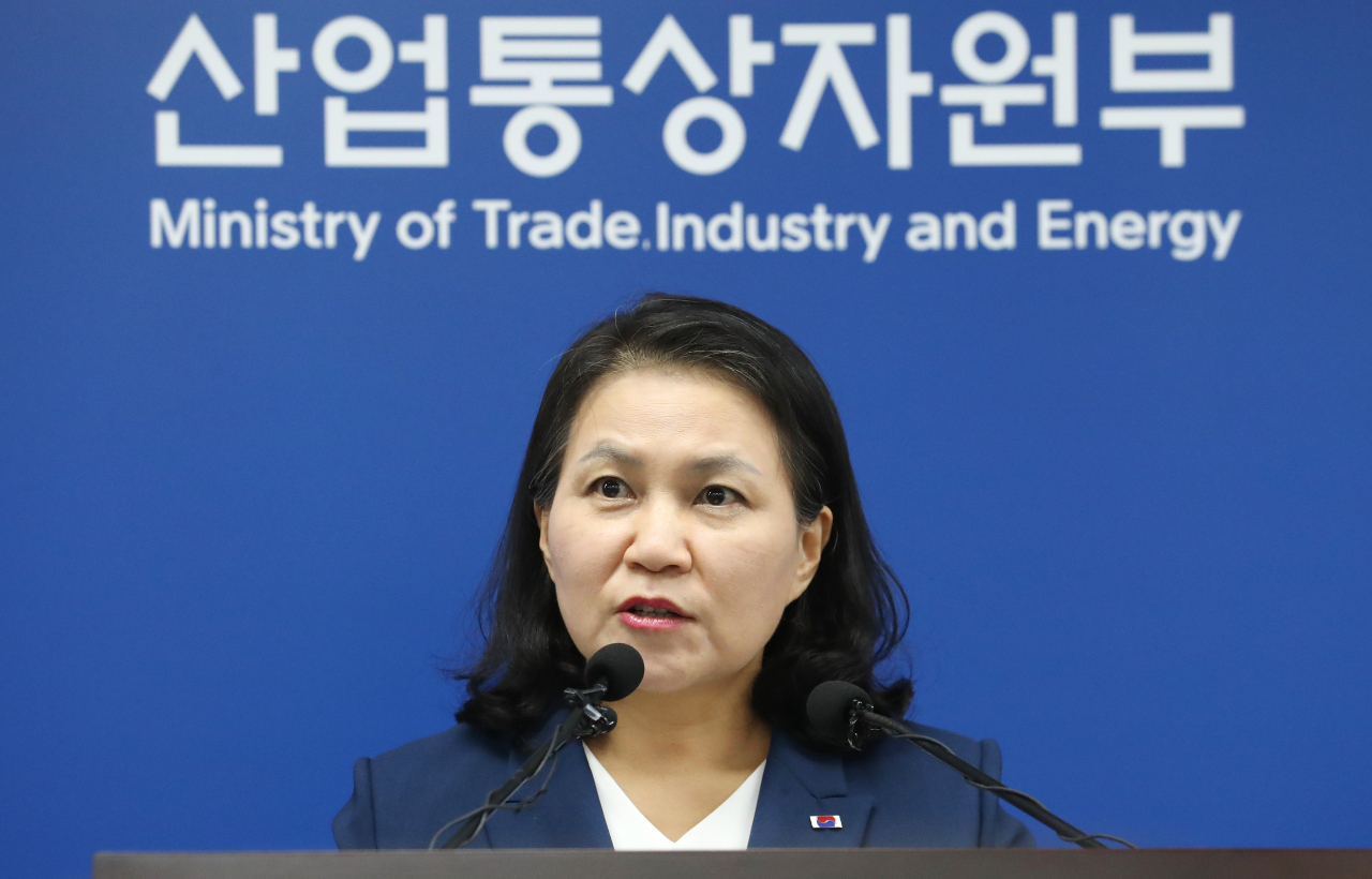 유명희 산업통상자원부 통상교섭본부장이 WTO 차기 사무총장 입후보 기자회견에서 포부를 밝히고 있다. [연합]