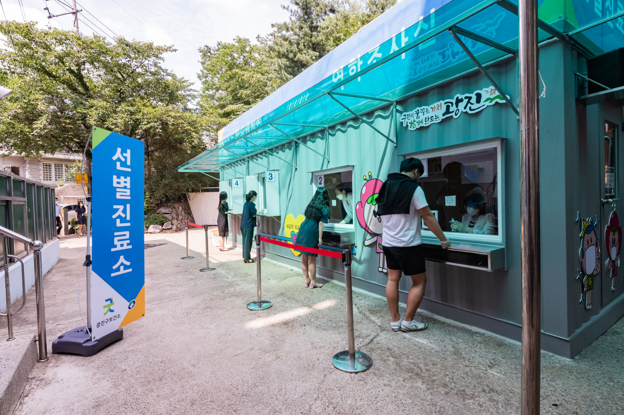 광진구청 옥외 검체채취 부스에서 검사를 진행중인 모습. [광진구 제공]