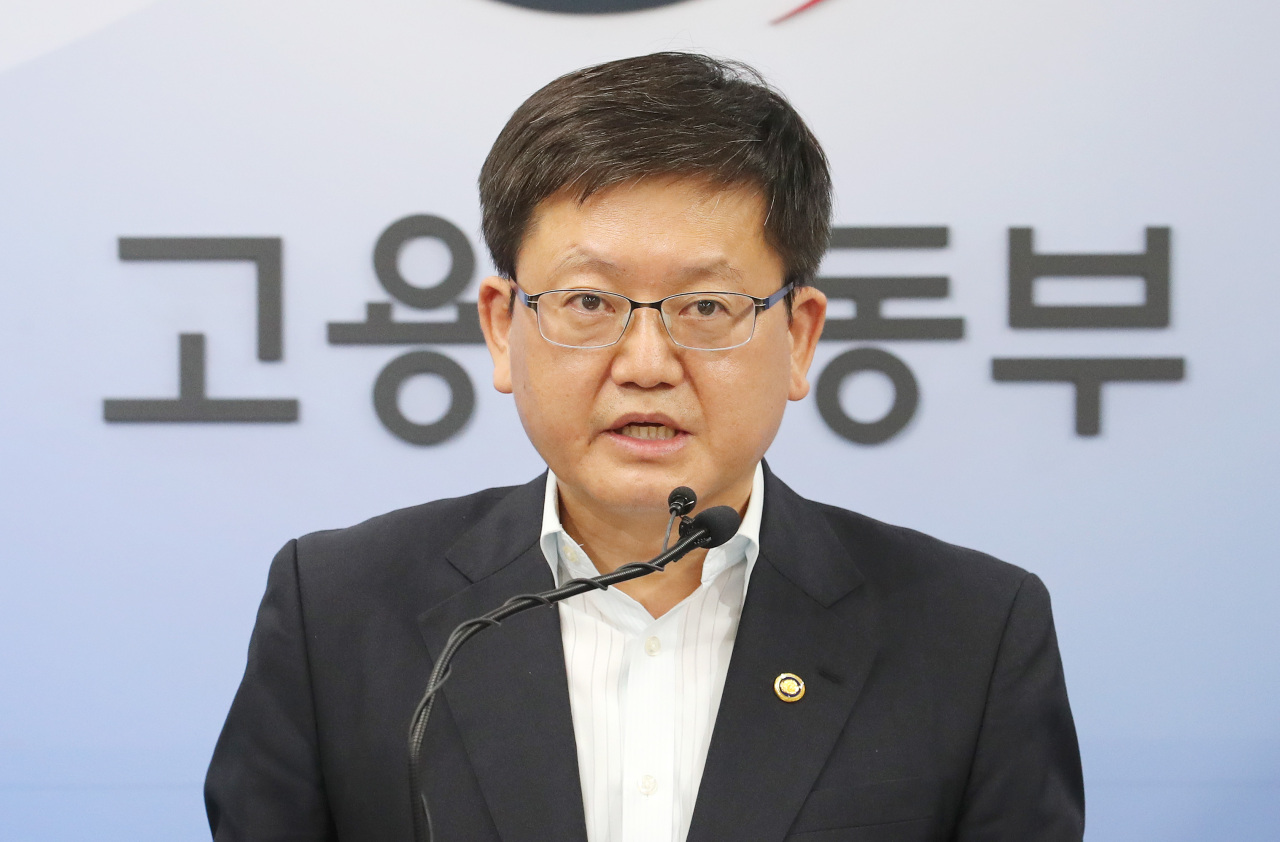 Vice Labor Minister Lim Seo-jeong speaks Monday during a press briefing on the government's push for parliamentary ratification of key International Labor Organization conventions.