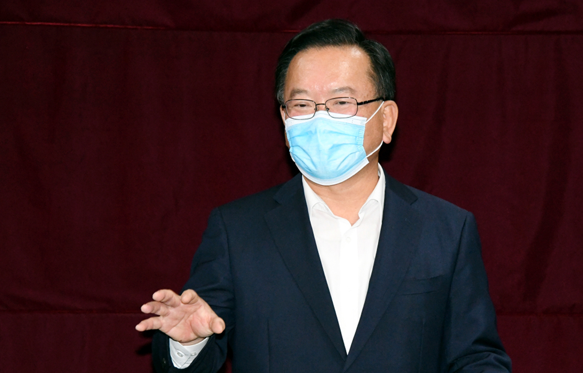더불어민주당 김부겸 전 의원이 7일 광주시의회에서 기자회견을 하고 당 대표 출마 입장을 밝히고 있다. [연합]