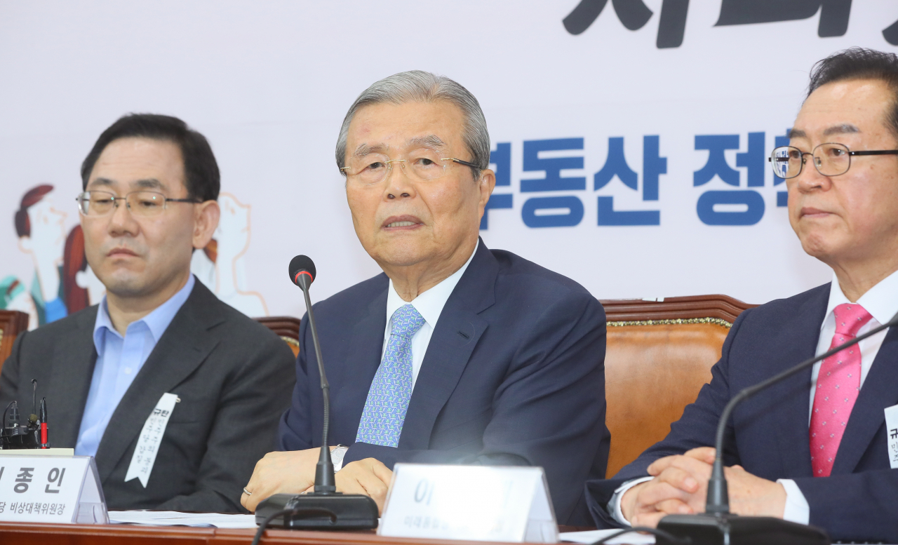 김종인 미래통합당 비상대책위원장이 7일 국회에서 미래통합당정책위·여의도연구원 공동주최로 열린 '부동산정책 진단' 긴급간담회에서 발언하고 있다. 왼쪽부터 주호영 원내대표, 김종인, 이종배 정책위의장. [연합]