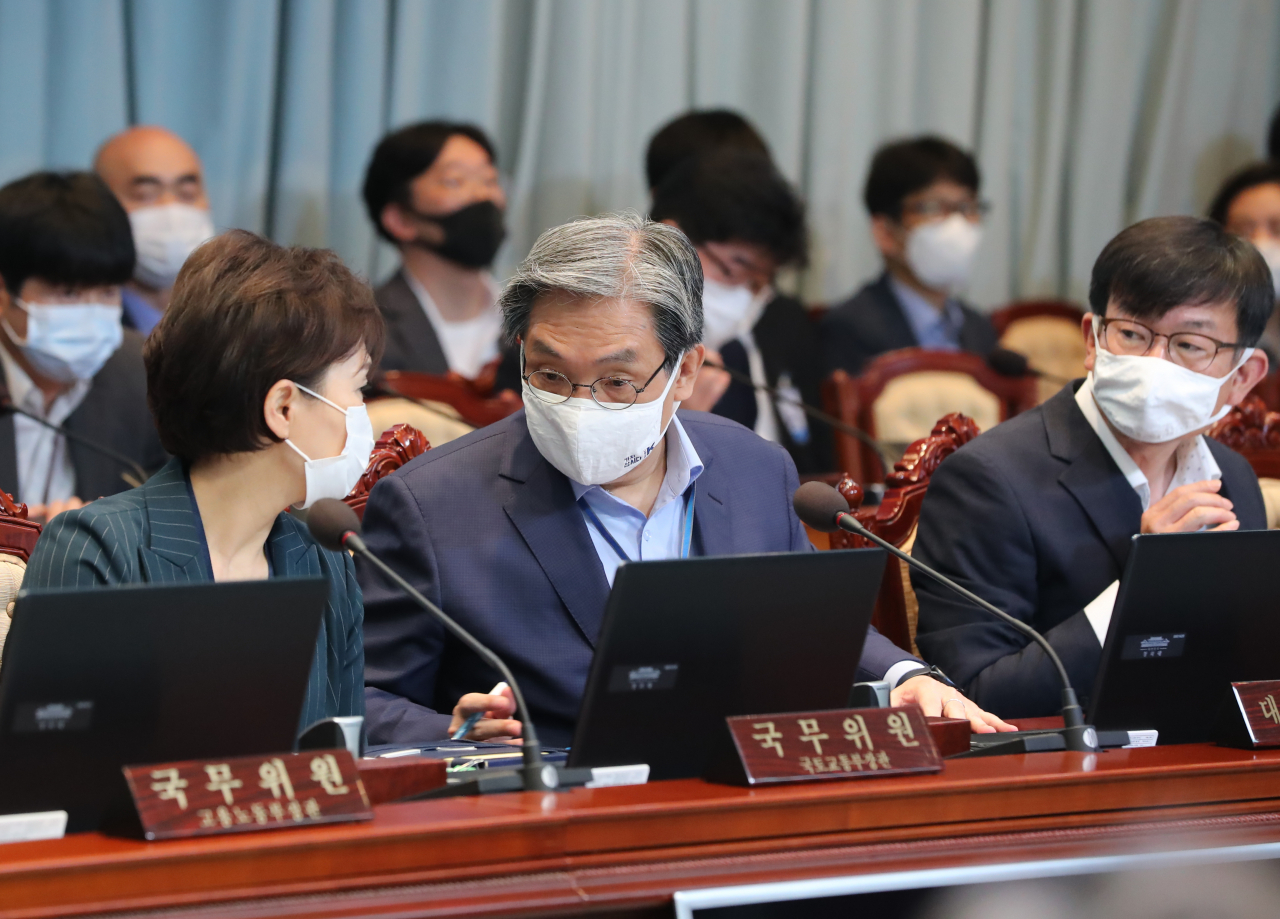 노영민 대통령 비서실장과 김현미 국토교통부 장관이 7일 오전 청와대에서 열린 국무회의에서 대화하고 있다. [연합]
