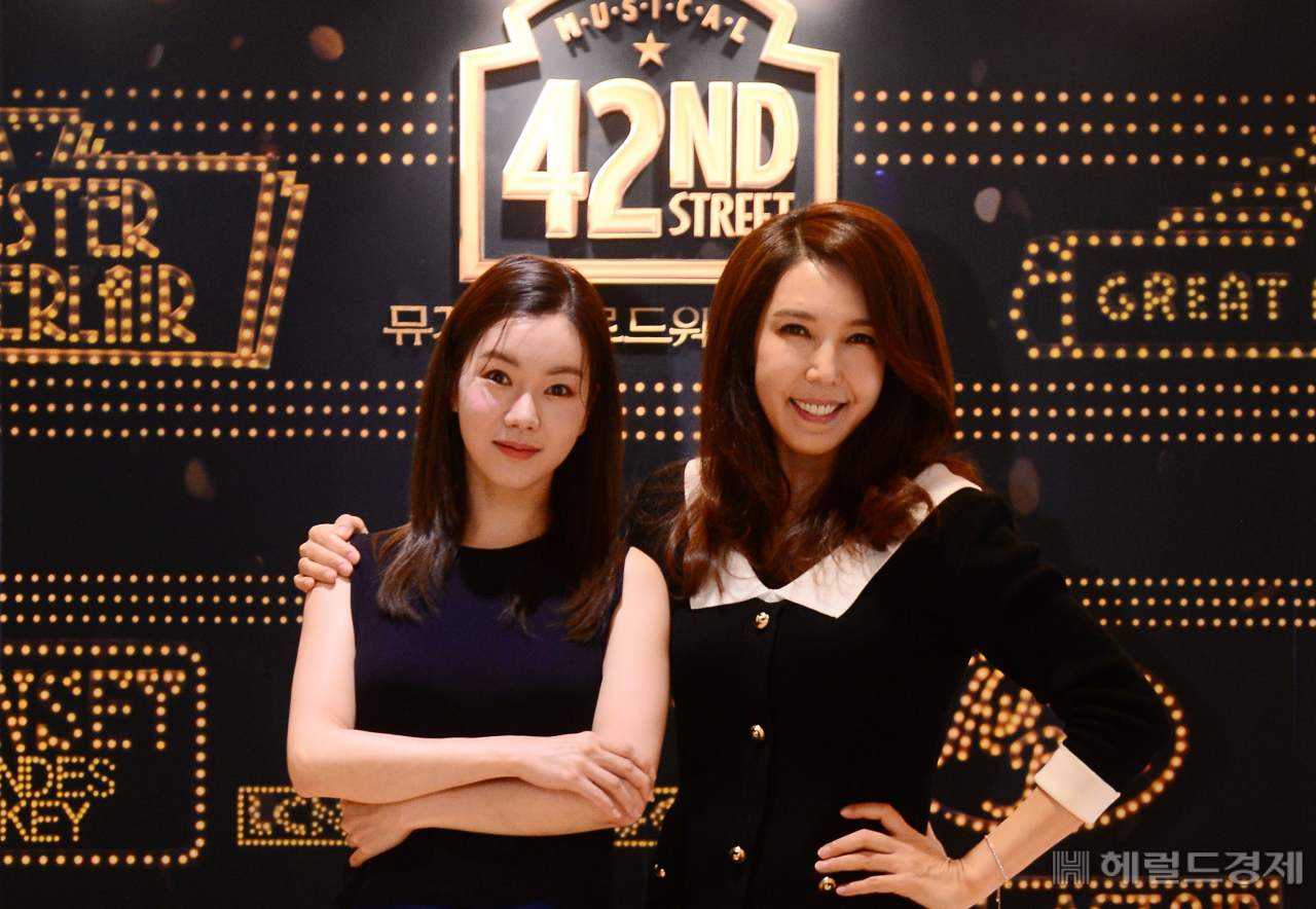 뮤지컬 ‘브로드웨이 42번가’에서 메기 존스 역의 전수경은 시골에 갓 상경한 페기 소여(오소연)의 탁월한 재능을 알아본다. 오디션을 보지 못한 페기에게 “오늘은 운이 나빴던 것 뿐”이라며 잘 될 거라고 말하는 메기의 메시지는 두 배우가 관객에게 돌려주고 싶은 대사이기도 하다. 이상섭 기자 babtong@heraldcorp.com