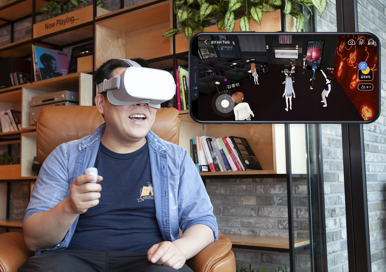〉 ‘감독과의 대화’에 참여한 참석자들이 ‘점프VR’ 소셜룸을 이용하고 있는 모습 [SK텔레콤 제공]