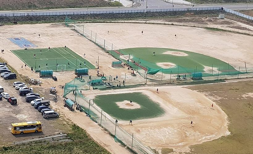 인천 송도 연세대 학교용 부지에 들어선 야구장과 풋살장.
