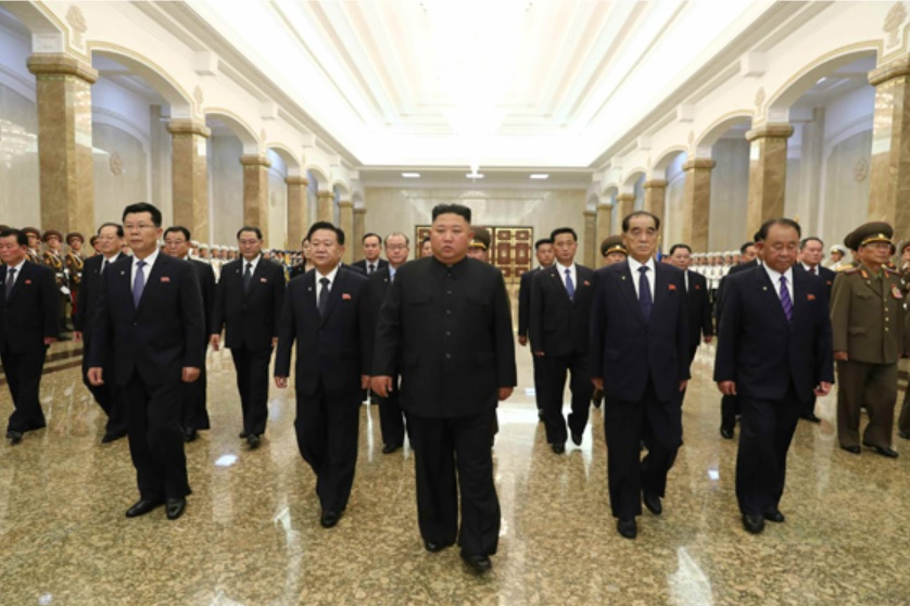 북한 조선중앙통신은 8일 김정은 국무위원장이 조부 김일성 주석 사망 26주기를 맞아 시신이 안치된 금수산태양궁전을 참배했다고 보도했다. 북한 전략무기 개발의 주역인 리병철(앞줄 오른쪽) 당 중앙군사위 부위원장이 최룡해, 박봉주, 김재룡 등과 나란히 앞줄에 자리해 눈길을 끈다. [헤럴드DB]