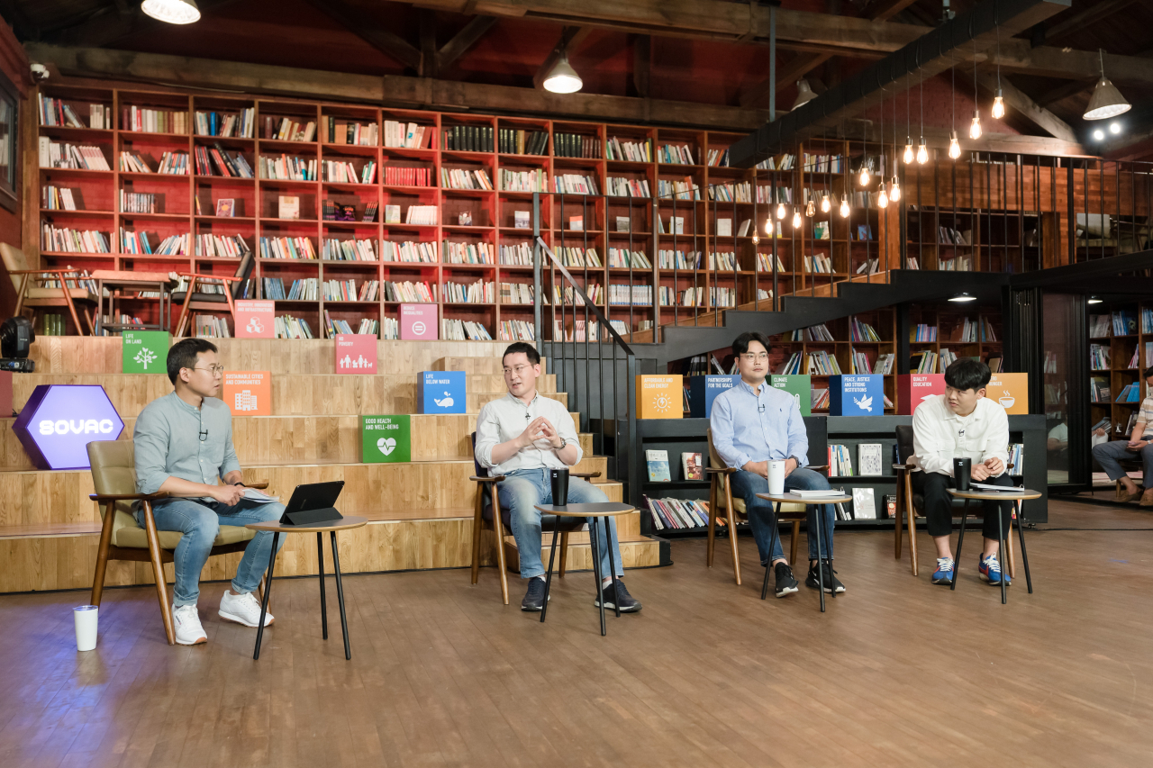 SK그룹의 최대 사회적 가치 축제 ‘SOVAC(Social Value Connect·소셜 밸류 커넥트)’을 앞두고 전북 군산 장미동에서 열린 사전 행사에서 패널들이 대담을 나누는 모습. [SK E&S 제공]