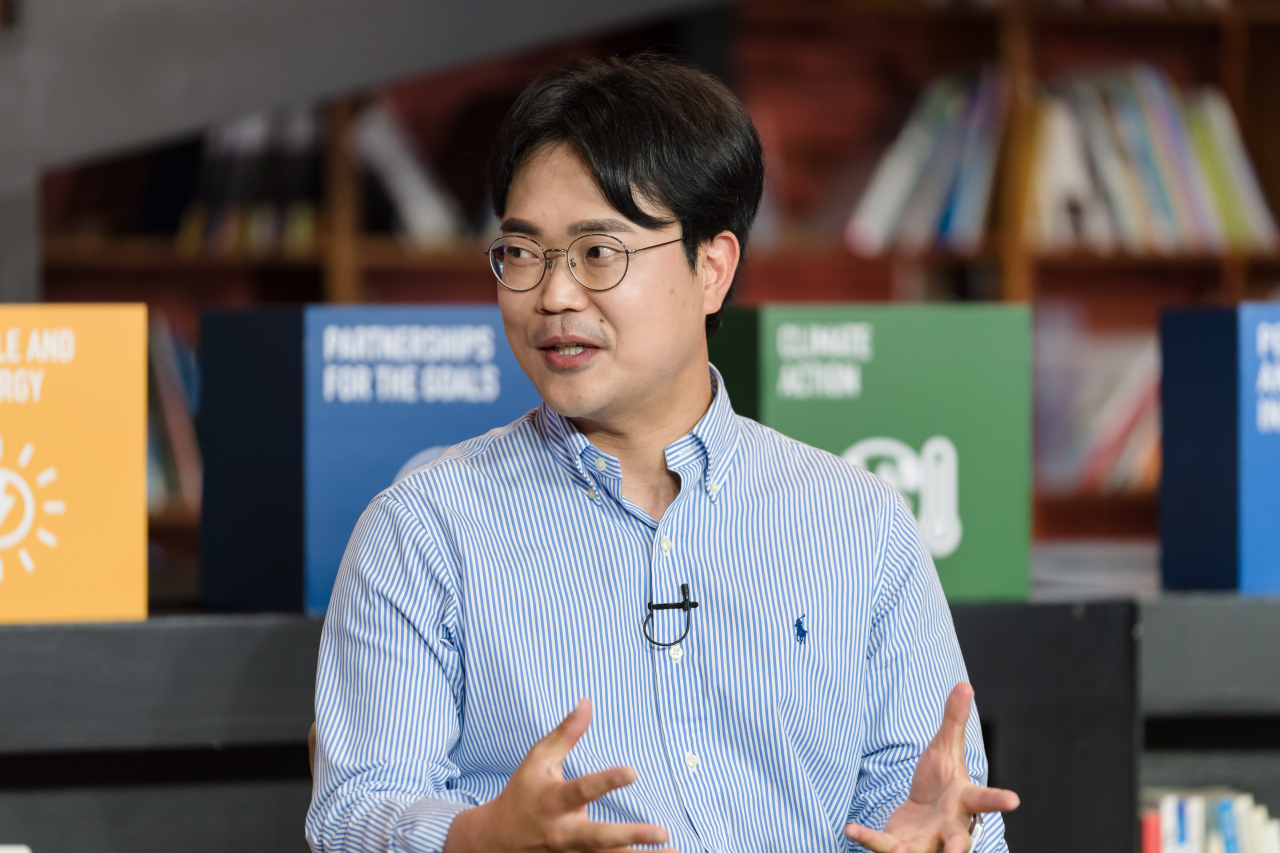 조상래 언더독스 대표가 SK그룹의 최대 사회적 가치 축제 ‘SOVAC(Social Value Connect·소셜 밸류 커넥트)’을 앞두고 전북 군산 장미동에서 열린 사전 행사에서 발언하고 있다. [SK E&S 제공]