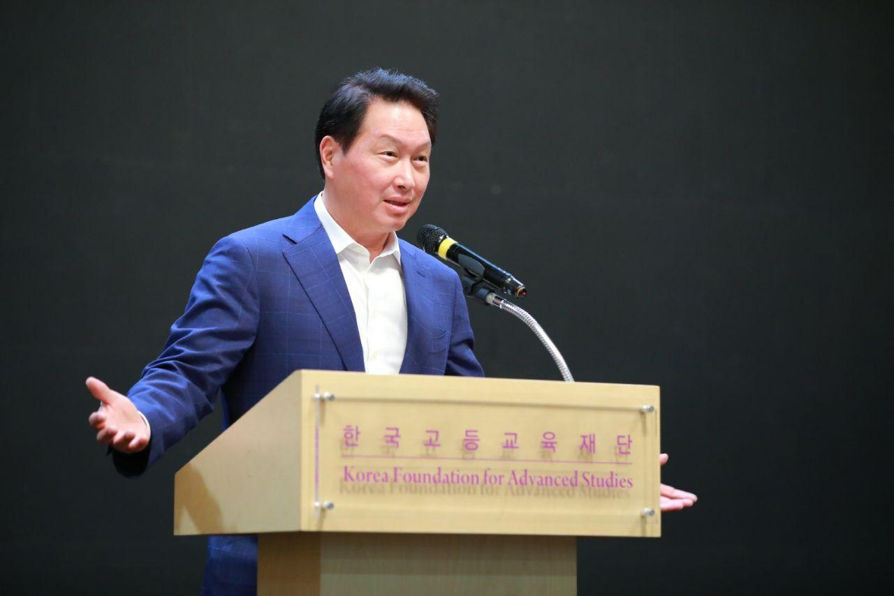최태원 SK 회장이 7일 오후 서울 강남구 소재 한국고등교육재단에서 열린 '해외유학 장학증서 전달식'에서 장학생들에게 축하와 격려 인사를 전하고 있다. [SK 제공]