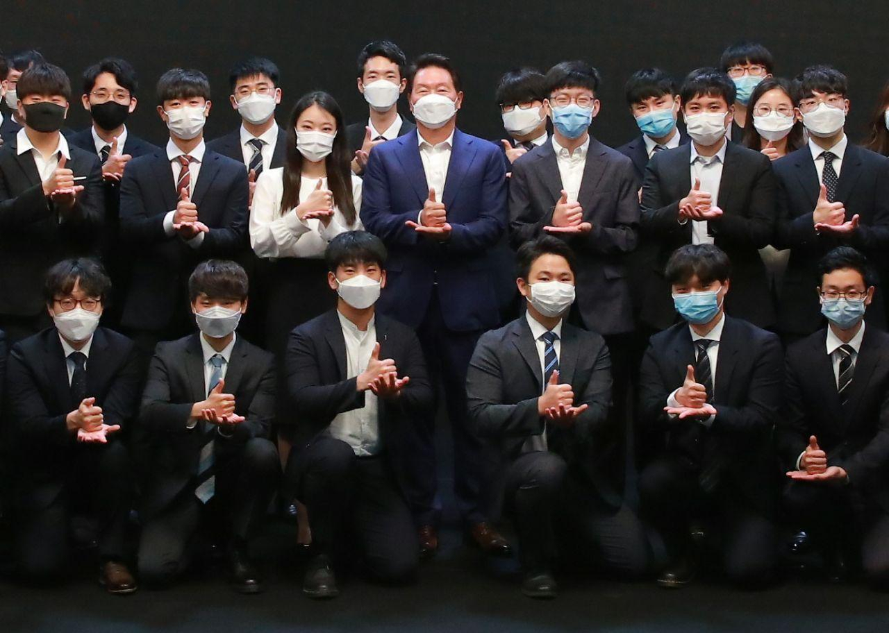 지난 7일 오후 서울 강남구 소재 한국고등교육재단에서 열린 '해외유학 장학증서 전달식'에서 최태원 SK그룹 회장(뒷줄 가운데)과 선발된 재단 장학생들이 코로나19 극복을 위한 마음을 담아 포즈를 취하고 있다. [SK 제공]