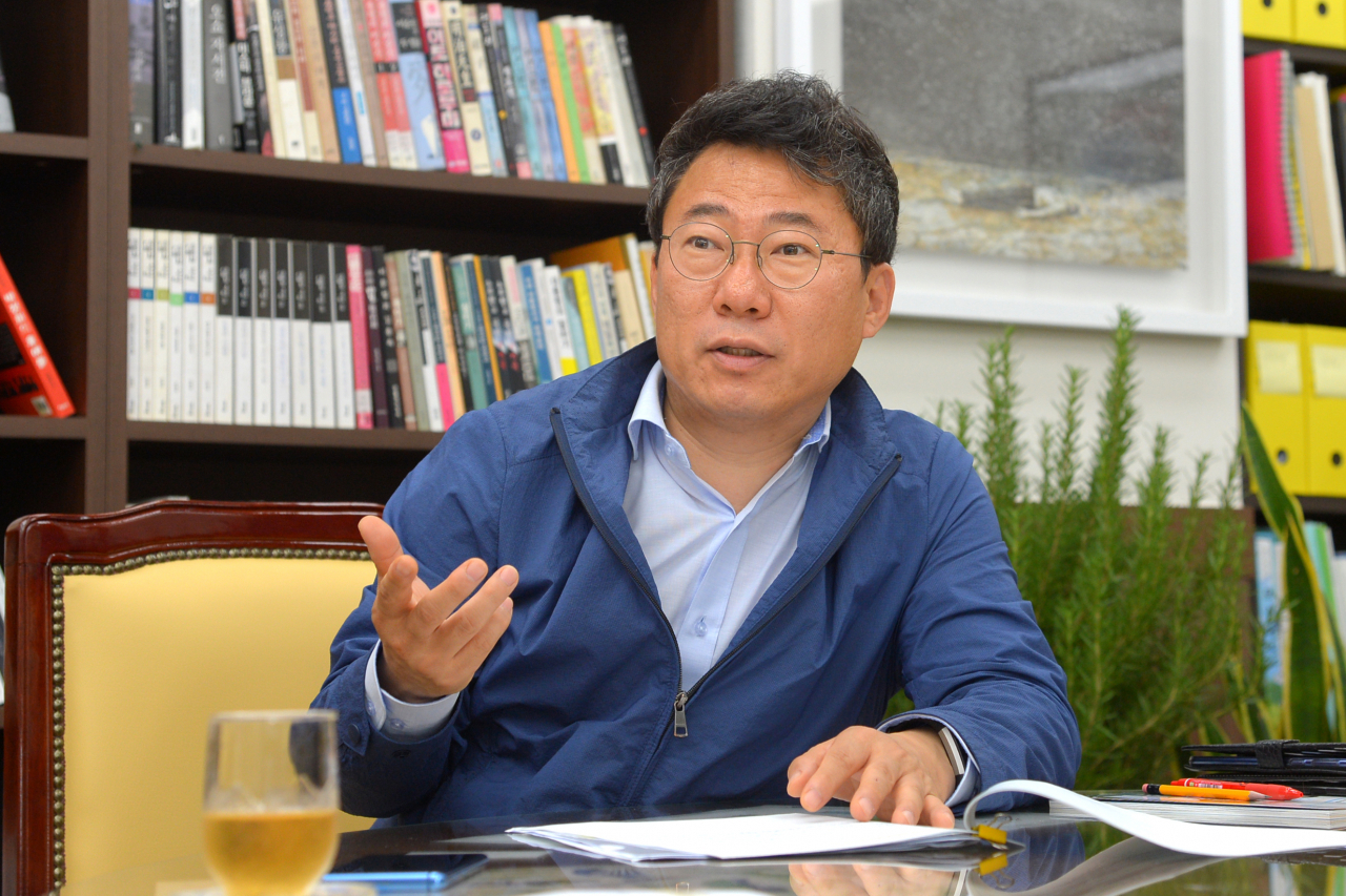 서양호 중구 구청장은 매일 오전 5시에 집을 나서 구청까지 걸어 출근한다. 시기별로 다른 코스를 걸으며 골목이나 전통시장, 공원 등 주민들의 생활 현장을 살피고 주민과 직접 대화를 한다. 그는 이렇게 보고 들은 주민들의 이야기와 생활현장은 곧 구정의 방향이 되고 기준이 된다고 밝혔다. [중구 제공]