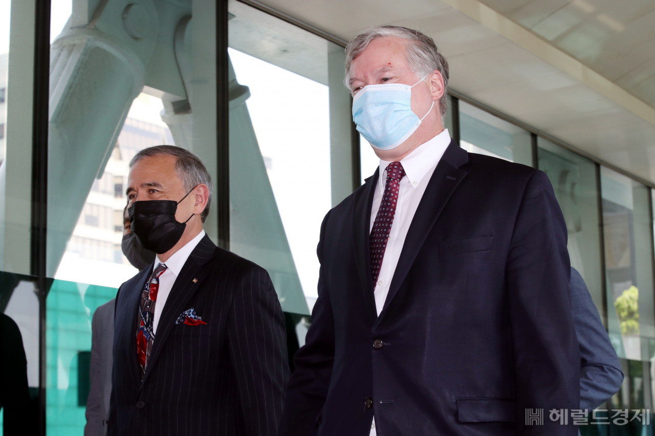 스티브 비건 미 국무부 부장관 겸 대북정책특별대표와 해리 해리스 주한 미국대사가 8일 오전 정부서울청사 별관에 도착해 이동하고 있다. [사진공동취재단]