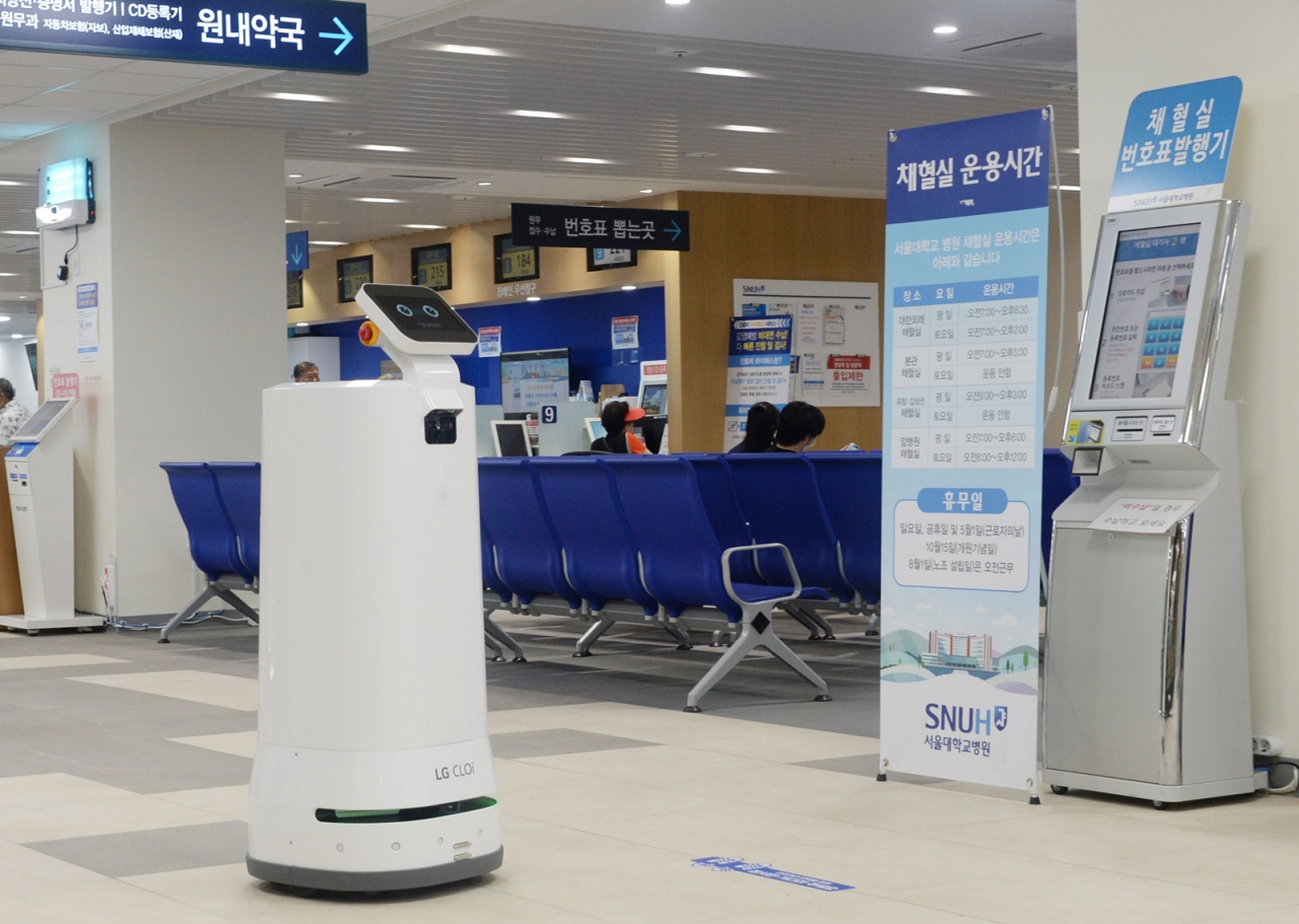 LG전자가 자율주행 서비스 로봇인 ‘LG 클로이 서브봇(LG CLOi ServeBot)’을 정식 출시하며 본격적인 판매를 시작했다. 서울 종로구 서울대학교병원 대한외래에 공급한 LG 클로이 서브봇(서랍형) [LG전자 제공]
