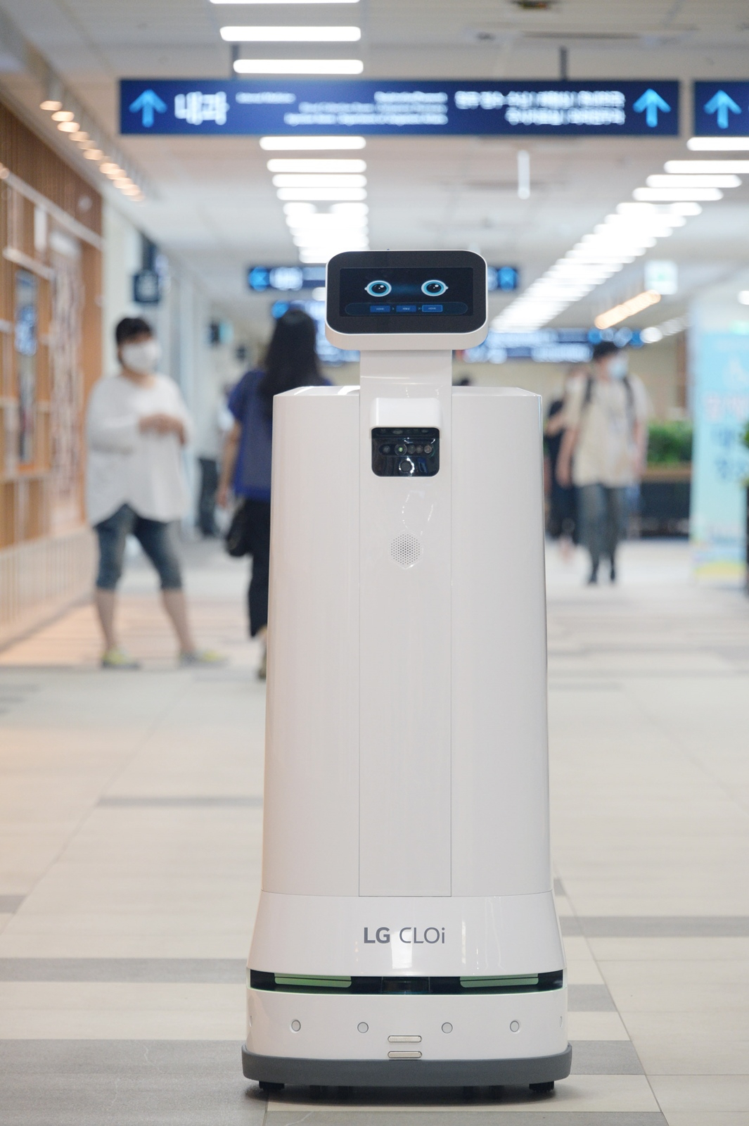 LG전자가 자율주행 서비스 로봇인 ‘LG 클로이 서브봇(LG CLOi ServeBot)’을 정식 출시하며 본격적인 판매를 시작했다. 서울 종로구 서울대학교병원 대한외래에 공급한 LG 클로이 서브봇(서랍형) [LG전자 제공]