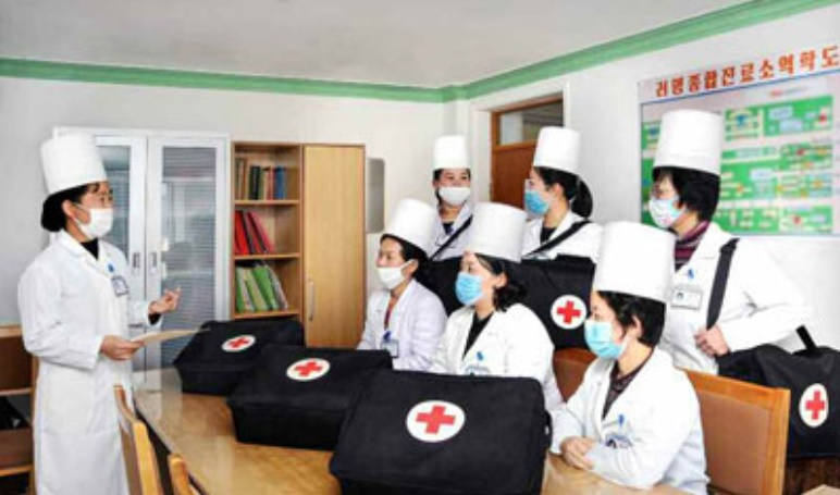 유엔 인권최고대표사무소(OHCHR)(OHCHR)는 북한에 코로나19 대응과 관련해 인권을 중심에 둘 것을 권고했다. 북한 대성구역 려명종합진료소 의료진이 코로나19 대응 방안을 논의하고 있다. [헤럴드DB]