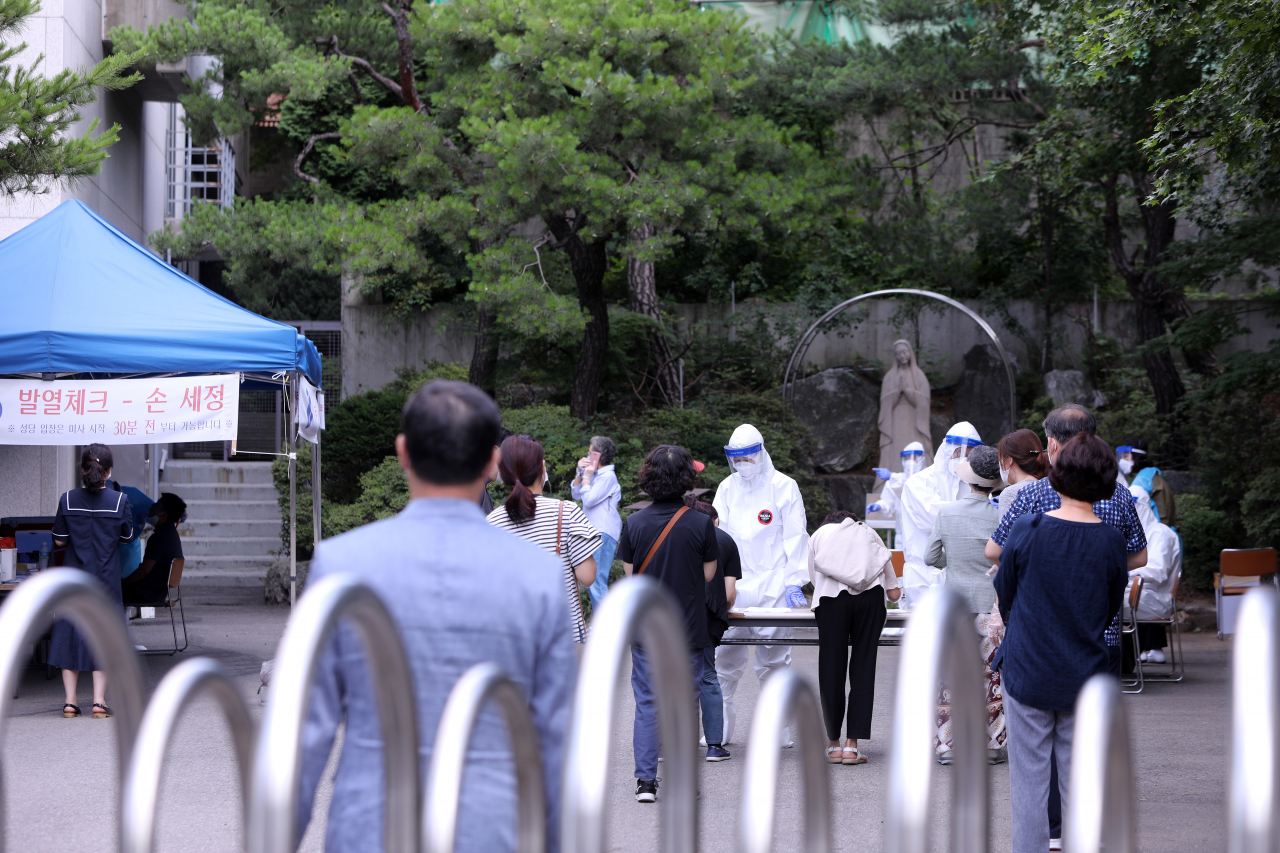 경기 고양시 덕양구 원당성당 교인 중에서 코로나19 확진자 3명이 나와 성당이 폐쇄된 후 7일 오후 미사 참석 교인들이 신속하게 전수조사에 응하고 있다. 연합뉴스