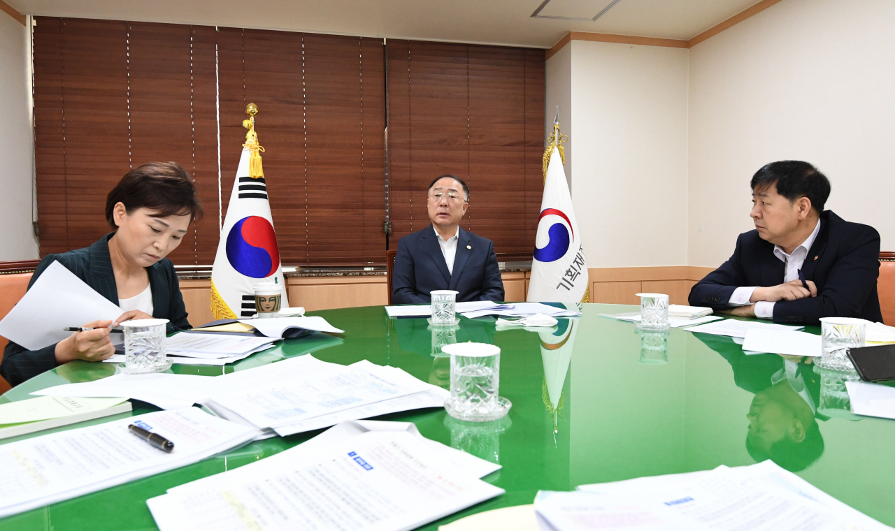 정부가 올해 세제개편안 마련에 박차를 가하고 있는 가운데 큰 흐름은 금융·부동산 등 거액자산가를 대상으로 한 ‘부자 증세’가 될 것으로 보인다. 홍남기 부총리 겸 기획재정부 장관이 7일 서울 광화문 정부서울청사에서 관계장관회의(녹실회의)를 갖고 최근 부동산시장 동향을 점검하며 종부세 강화 등 대응방안에 대해 논의하고 있다. [기획재정부 제공]