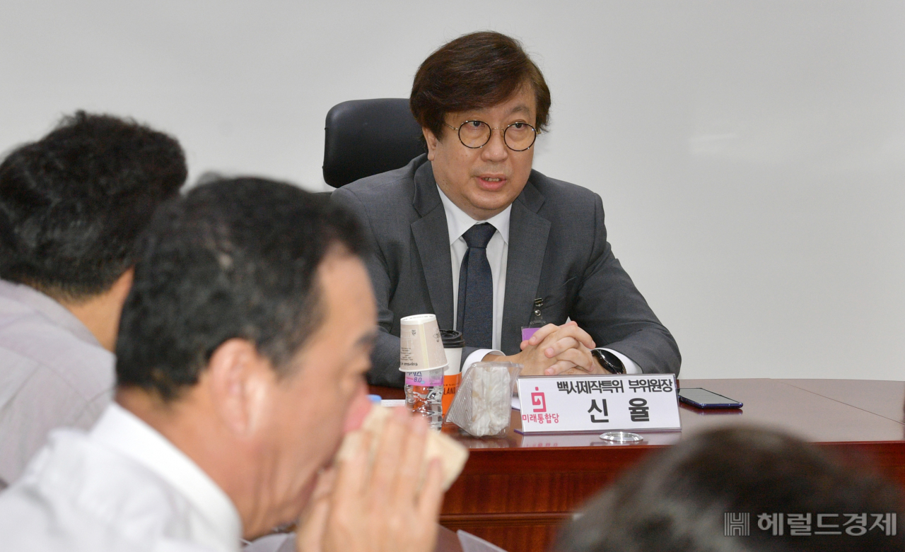 8일 국회에서 열린 미래통합당 초선의원 모임'명불허전보수다'에 참석한 신율 통합당 총선 백서제작특위 부위원장이 강연을 하고 있다. [이상섭 기자/babtong@heraldcorp.com]