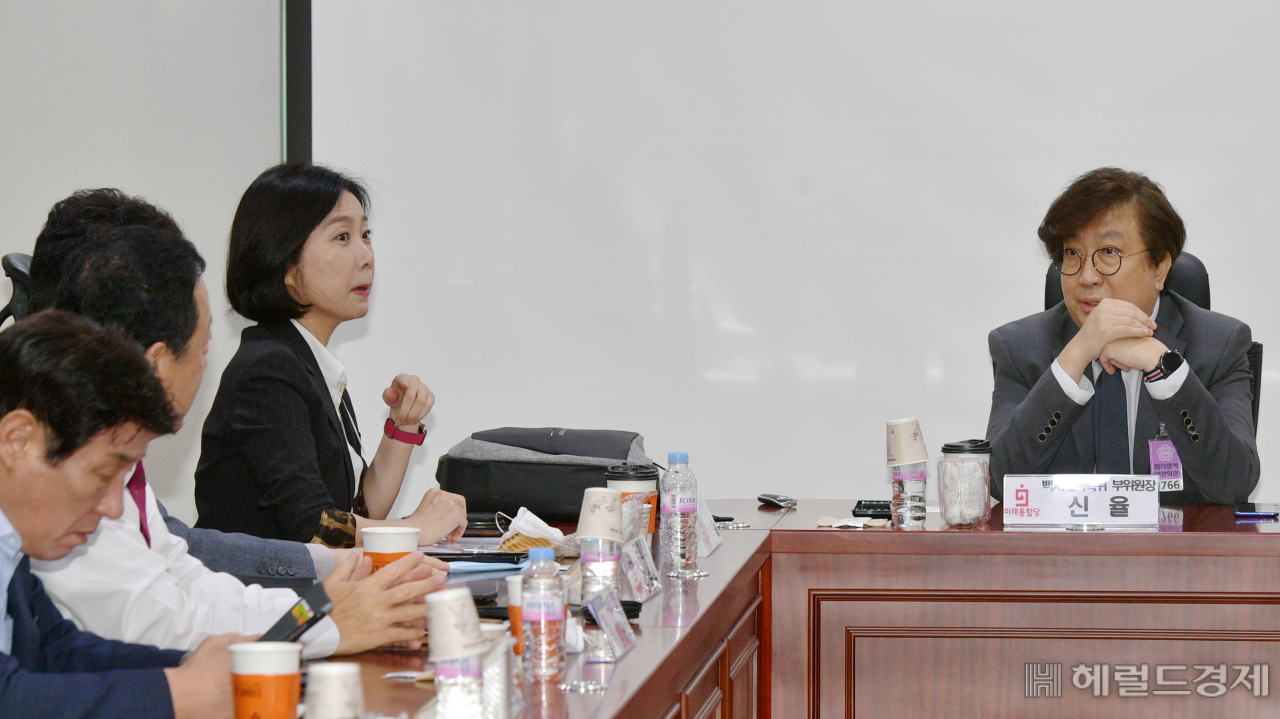 8일 국회에서 열린 미래통합당 초선의원 모임'명불허전보수다'에 참석한 신율 통합당 총선 백서제작특위 부위원장이 강연을 하고 있다. [이상섭 기자/babtong@heraldcorp.com]