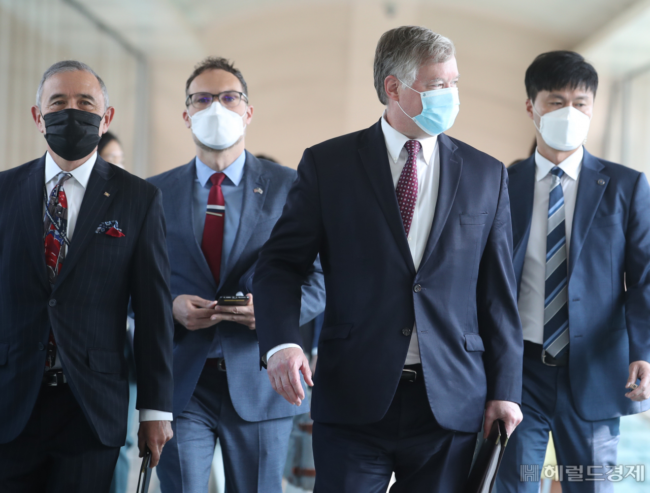 스티브 비건 미 국무부 부장관 겸 대북정책특별대표와 해리 해리스 주한 미국대사가 8일 오전 정부서울청사 별관에 도착해 이동하고 있다. [사진공동취재단]