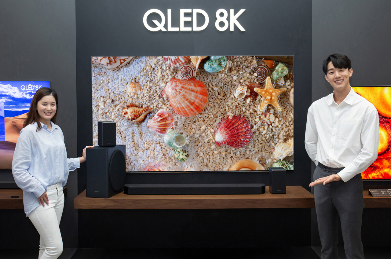 삼성전자 모델이 삼성전자 수원사업장에서 신제품 프리미엄 사운드바 HW-Q950T를 소개하고 있다. [삼성전자 제공]
