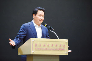 최태원 SK 회장이 7일 오후 서울 강남구 소재 한국고등교육재단에서 열린 ‘해외유학 장학증서 전달식’에서 장학생들에게 축하와 격려 인사를 전하고 있다. [SK 제공]