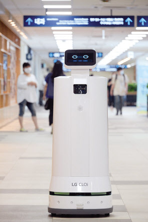 LG전자가 자율주행 서비스 로봇인 ‘LG 클로이 서브봇(LG CLOi ServeBot)’을 정식 출시하며 본격적인 판매를 시작했다. 서울 종로구 서울대학교병원 대한외래에 공급한 LG 클로이 서브봇(서랍형). [LG전자 제공]