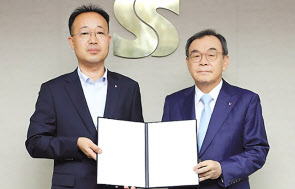 쌍용양회 홍사승 회장(오른쪽)과 쌍용양회 최동환 노조위원장이 지난 7일 서울 저동 사옥에서 2020년 임금협상 합의서를 체결하고 있다. [쌍용양회 제공]