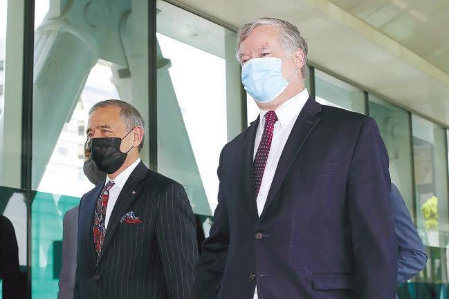 스티븐 비건 미 국무부 부장관 겸 대북정책특별대표(오른쪽)와 해리 해리스 주한 미국대사가 8일 오전 정부서울청사 별관에 도착해 이동하고 있다. [사진공동취재단]