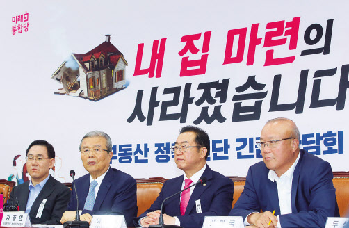 김종인 미래통합당 비상대책위원장이 7일 국회에서 미래통합당정책위·여의도연구원 공동주최로 열린 ‘부동산정책 진단’ 긴급간담회에서 발언하고 있다. 왼쪽부터 주호영 원내대표, 김종인, 이종배 정책위의장, 김희국 의원. [연합]