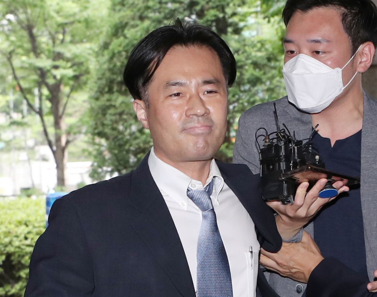 손석희 JTBC 대표이사에게 과거 차량 접촉사고 등을 기사화하겠다며 채용과 금품을 요구한 혐의로 재판에 넘겨진 프리랜서 기자 김웅 씨가 8일 오전 마포구 서울서부지법에서 열린 선고 공판에 출석하고 있다. 연합뉴스