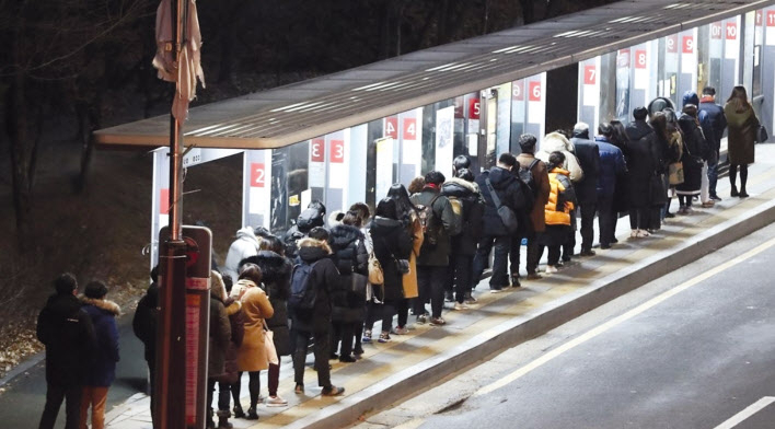 정부는 신도시 입주 후에도 철도 개통이 늦춰지는 경우가 반복되자, 이를 방지하기 위한 방안을 찾기로 했다. 사진은 화성 동탄1 신도시의 한 버스 정류장에서 서울로 가는 버스를 타기 위해 길게 줄을 선 출근길 시민들 모습. [연합]