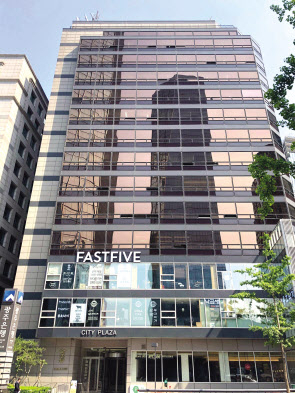 스파크플러스 강남3호점(윗쪽)과 패스트파이브 여의도점