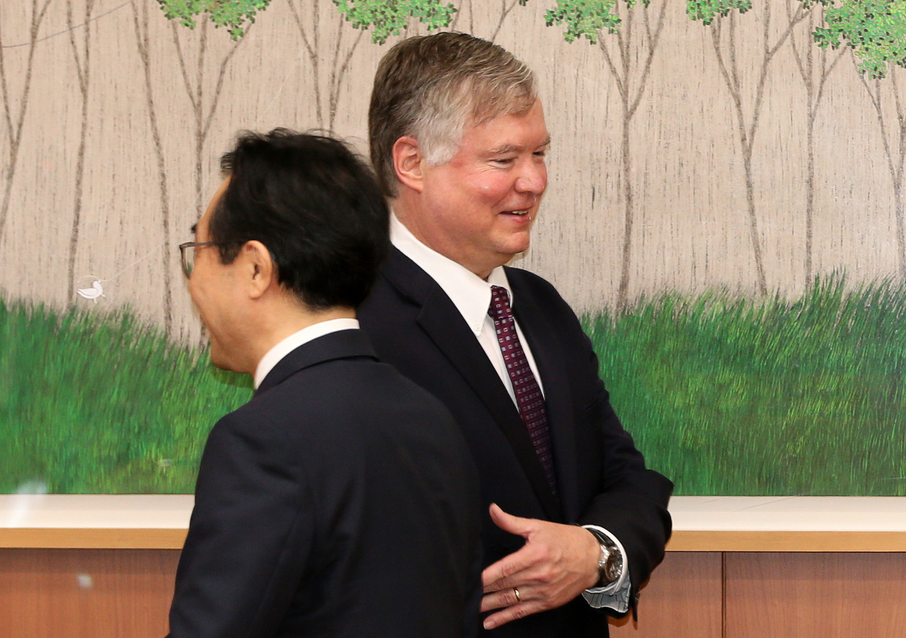 스티븐 비건 미 국무부 부장관 겸 대북정책특별대표가 8일 오전 서울 외교부 청사에서 이도훈 외교부 한반도평화교섭본부장과 함께 한미 북핵수석대표 협의에 참석하고 있다. [사진공동취재단, 연합]