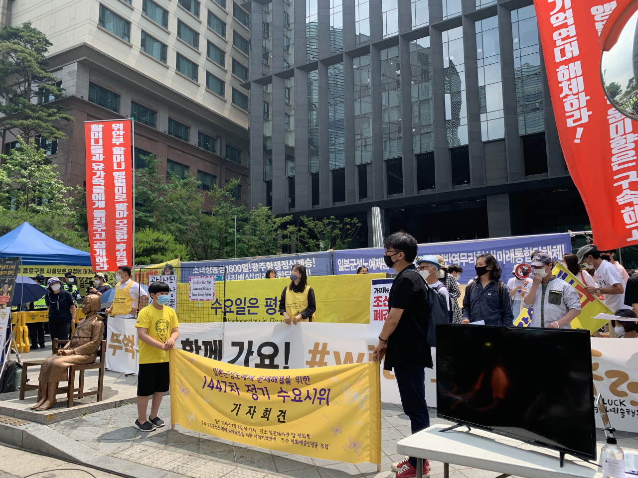 8일 오후 서울 종로구 일본대사관 인근에 설치된 소녀상 옆에서 제1447차 정기 수요시위가 기자회견 형태로 열리고 있다. 신주희 기자/joohee@heraldcorp.com