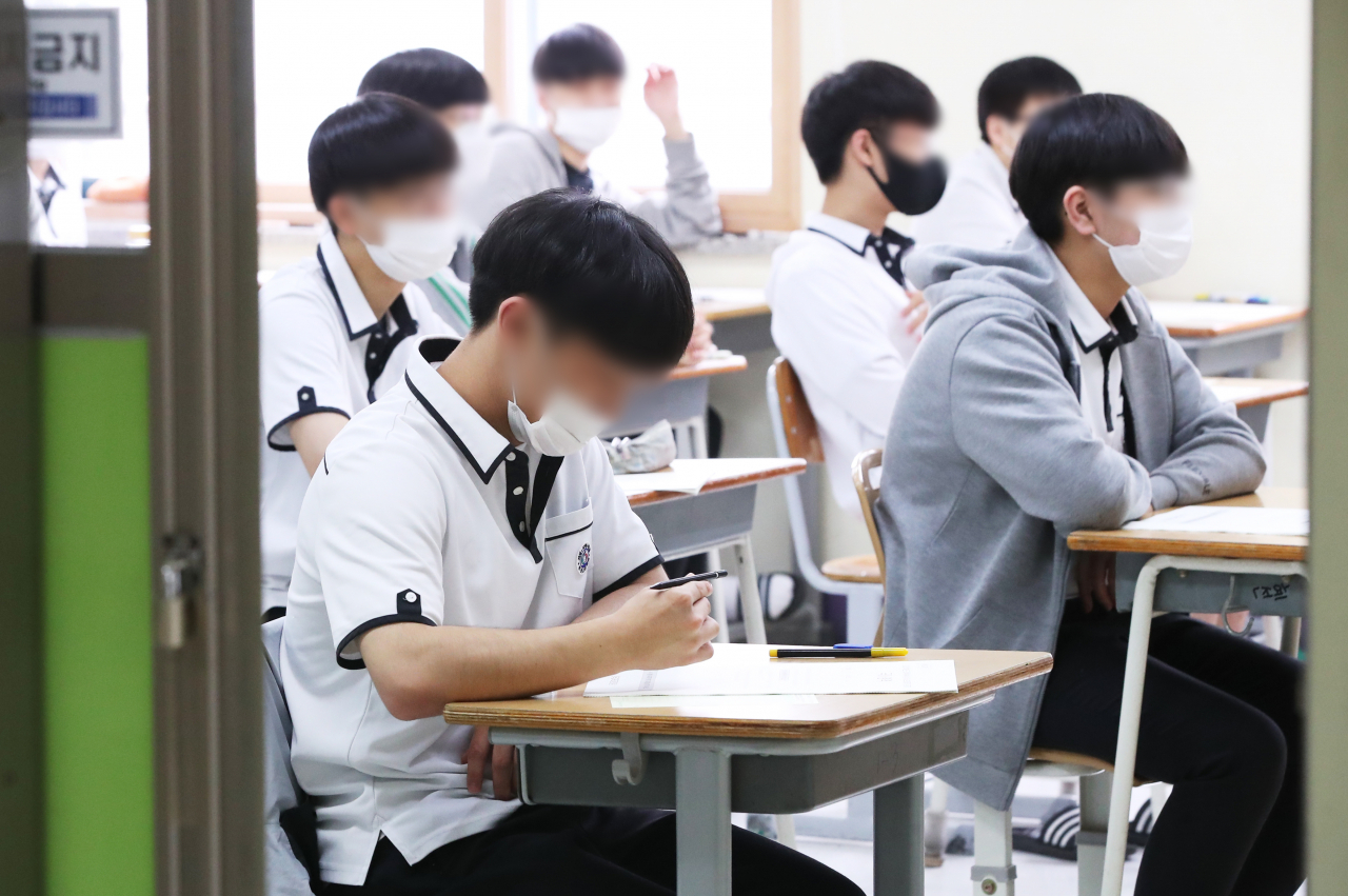 2021학년도 대학수학능력시험 모의평가가 실시된 18일 오전 경기도 수원시 천천고등학교에서 3학년 학생들이 시험 시작을 기다리고 있다. [연합]