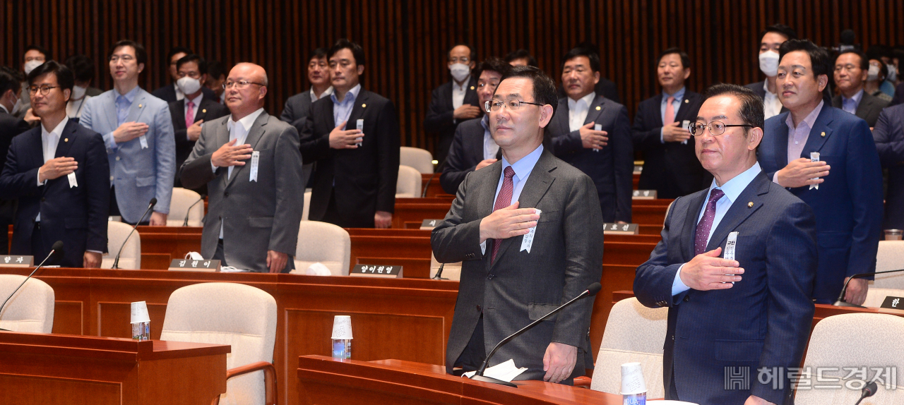 [헤럴드경제=이상섭 기자] 주호영 미래통합당 원내대표가 8일 오전 서울 여의도 국회에서 열린 의원총회에 참석해 국민의례를 하고 있다. babtong@heraldcorp.com