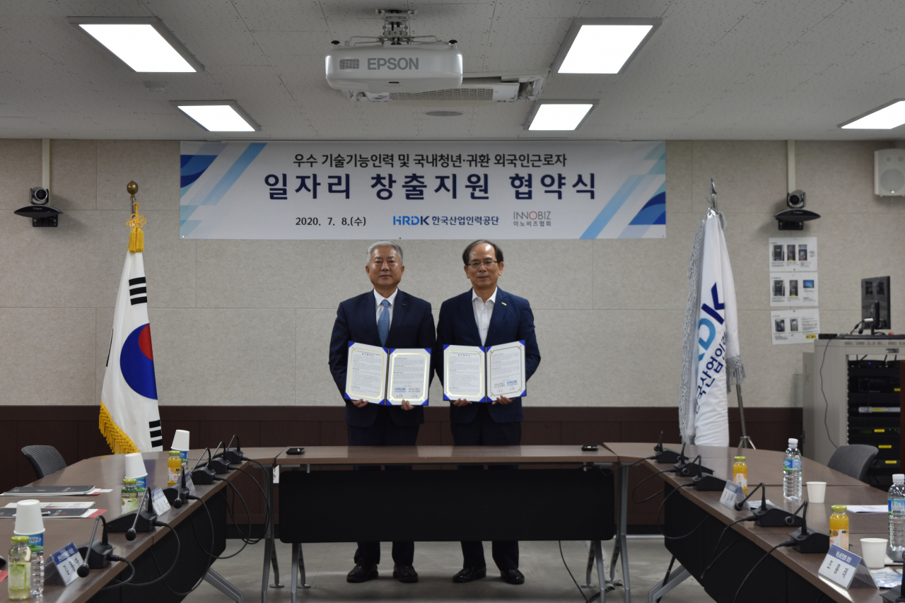 (왼쪽부터)김동만 한국산업인력공단 이사장과 조홍래 이노비즈협회 회장이 8일 한국산업인력공단 서울남부지사 대회의실에서 일자리 창출 지원 협약을 맺었다.[이노비즈협회 제공]